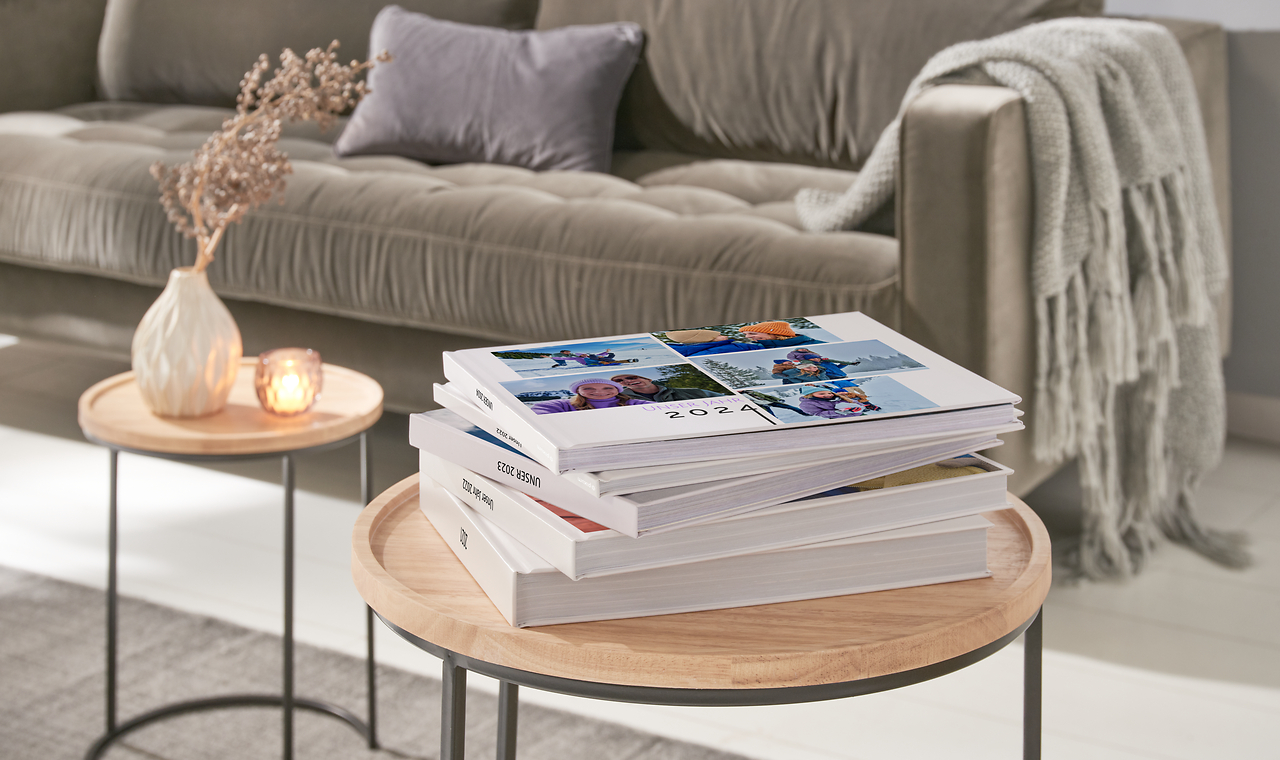 Fotolibri uno sopra all'altro per ogni anno