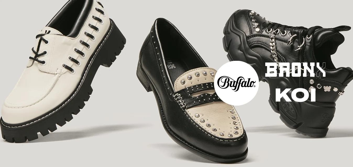 Tre scarpe alla moda flottanti: piattaforma bianca con lacci, mocassino nero con punta beige borchiata, sneakers chunky nere con borchie e catena.