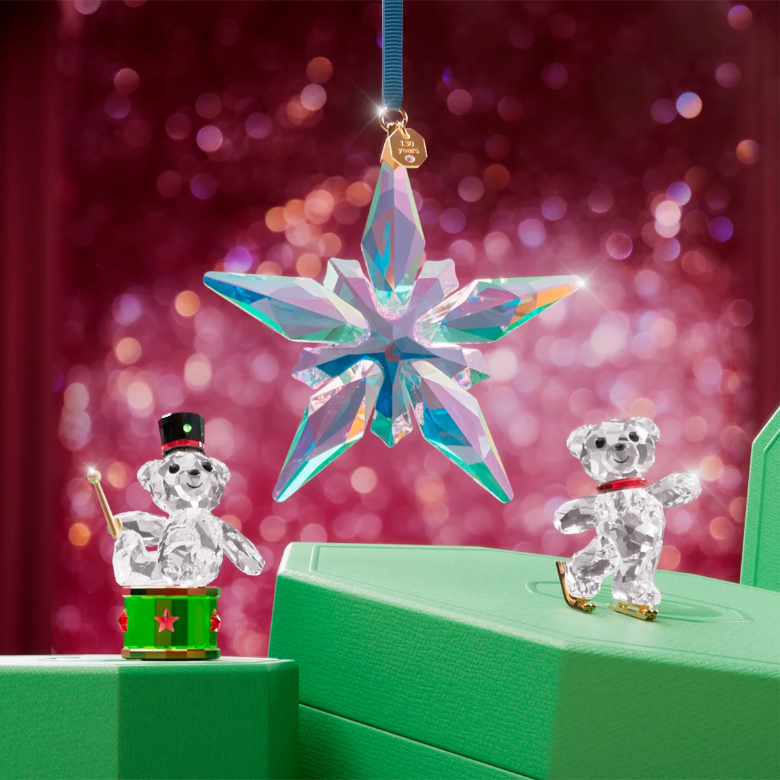 Creazioni raffiguranti l’Orsetto Kris Swarovski su confezioni regalo verdi Swarovski con l’Annual Edition Decorazione appesa Creazioni raffiguranti l’Orsetto Kris Swarovski su confezioni regalo verdi Swarovski con l’Annual Edition Decorazione appesa