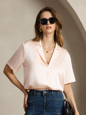 Image of Camicia da donna in seta 19 momme a maniche corte con revers e chiusura a bottoni