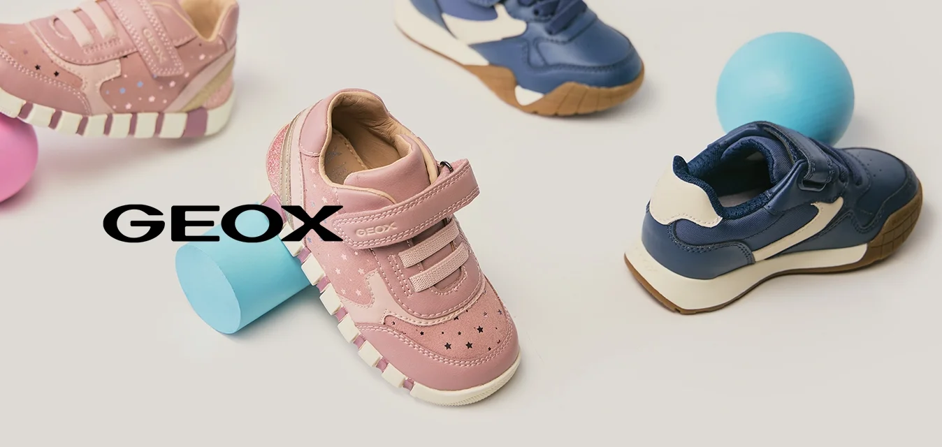 Due paia di sneaker per bambini, una rosa e una blu, disposte con forme geometriche pastello su uno sfondo neutro.