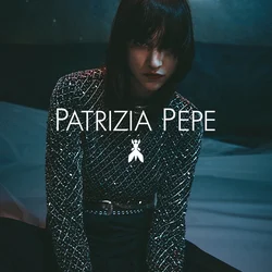 Maglietta a maniche lunghe nera e argento con un motivo a griglia, dotata di paillettes e una cintura metallica, su uno sfondo scuro e strutturato.