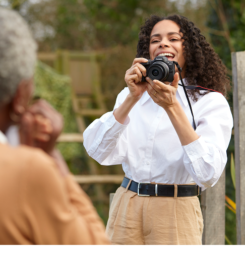 Una donna che fa una foto con una fotocamera Canon