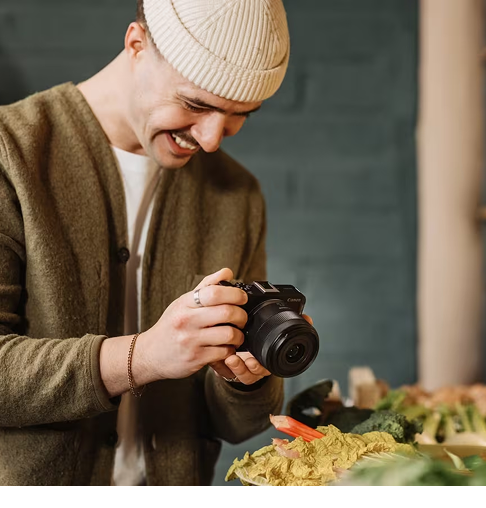 Un uomo che fotografa fiori con una fotocamera Canon
