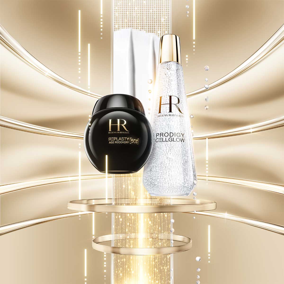 Replasty jar e bottiglia di Dewy Essence su vassoi dorati