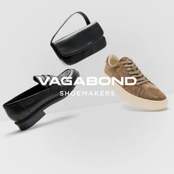 Mocassini in pelle nera, sneaker in suede beige e una borsa a tracolla in pelle nera. Forme strutturate, texture morbide e colori neutri.