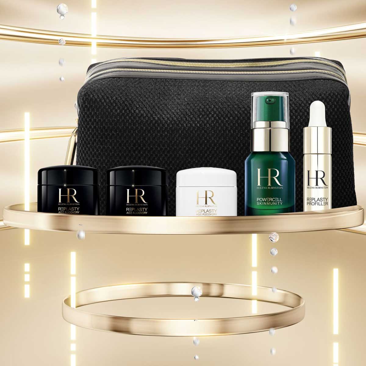 Assortimento Helena Rubinstein: 2 vasi neri Re-Plasty, 1 vaso bianco Re-Plasty, 1 siero Powercell Skinmunity, 1 siero Re-Plasty Pro-Filler e una pochette nera su vassoi dorati.​