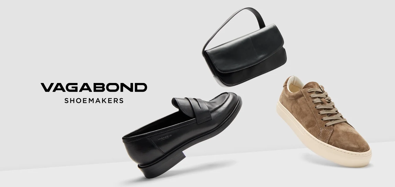 Mocassini in pelle nera, sneaker in suede beige e una borsa a tracolla in pelle nera. Forme strutturate, texture morbide e colori neutri.