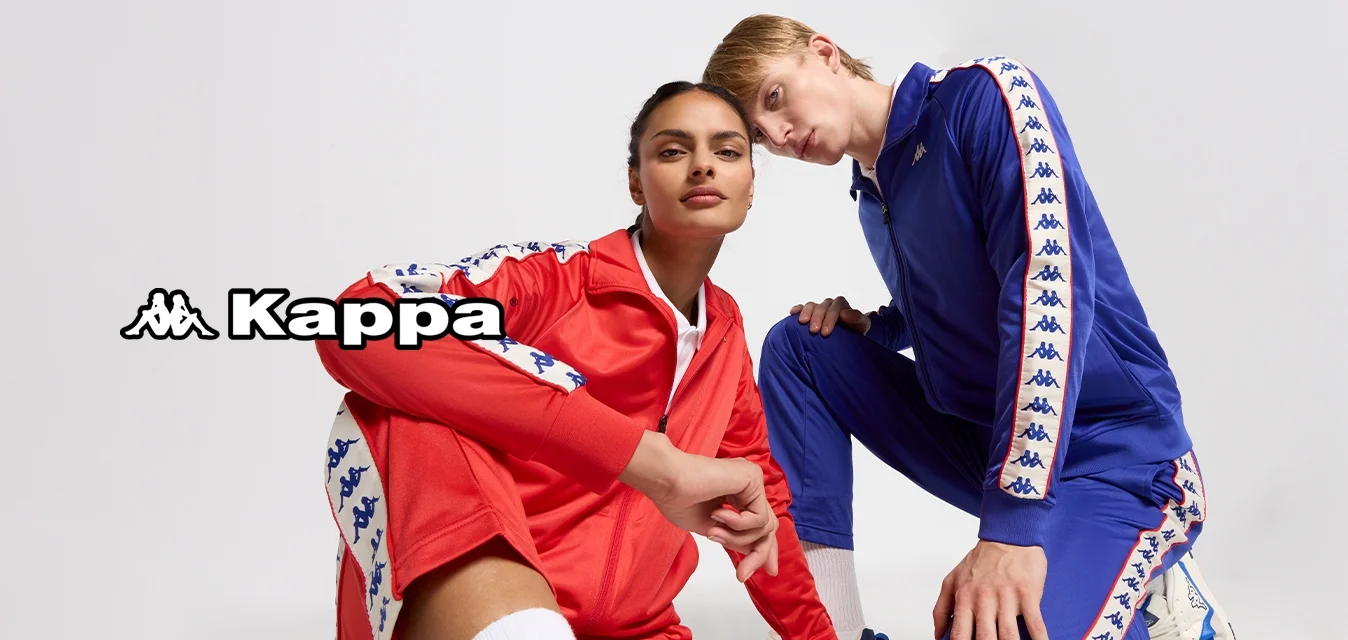 Tute sportivi rossi e blu con dettagli bianchi e loghi Kappa. Il tuta rossa presenta strisce laterali a contrasto; la tuta blu ha chiusura con zip.