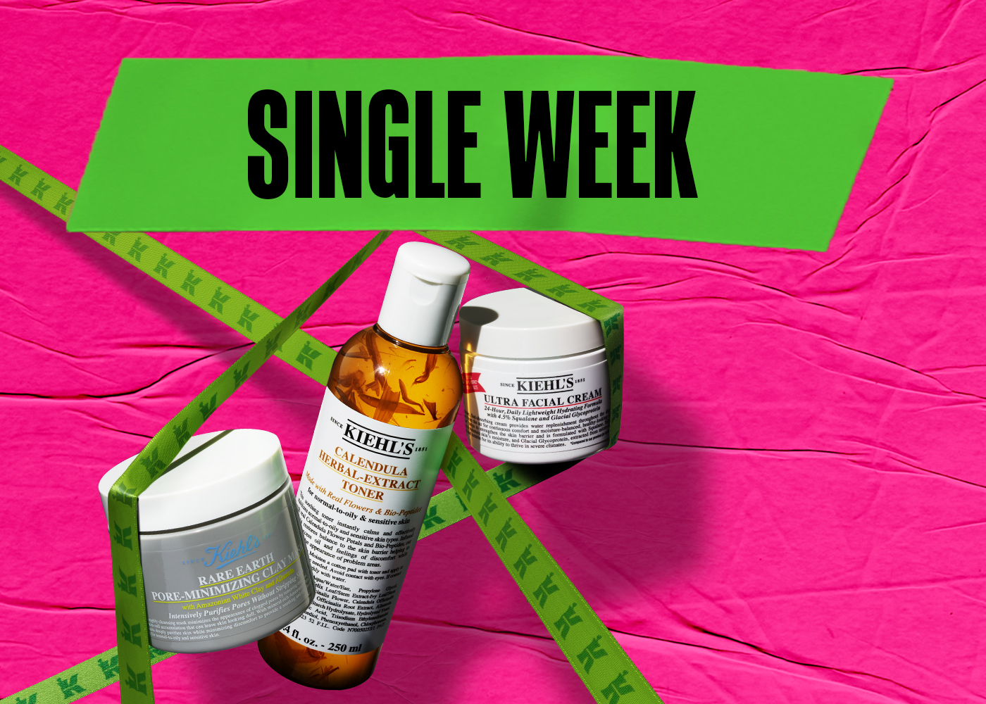 Tre prodotti skincare Kiehl’s — Rare Earth Pore-Minimizing Cleanser, Calendula Herbal-Extract Toner e Ultra Facial Cream — disposti su sfondo fucsia con nastro verde decorato dal logo Kiehl’s e scritta “SINGLE WEEK” in nero su fascia verde orizzontale.