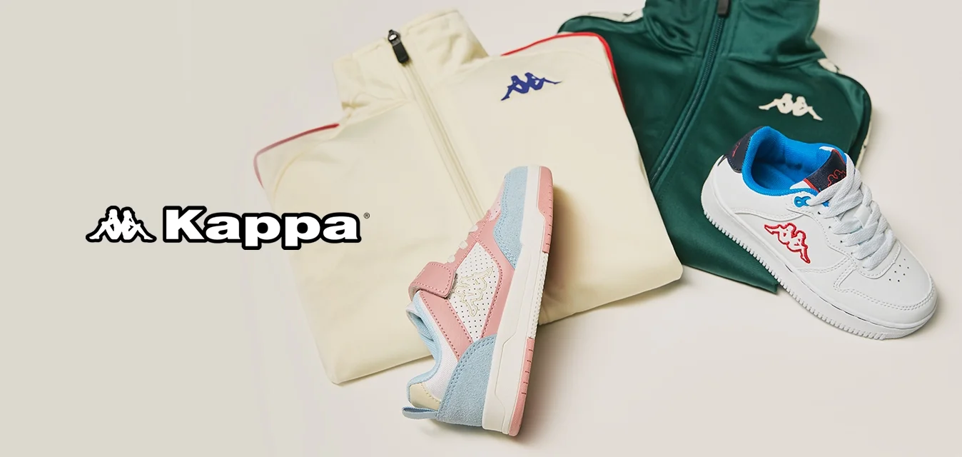 Tute Kappa in verde e crema, con rifiniture rosse, abbinati a sneakers bianche con dettagli blu e sneakers in suede rosa e blu.
