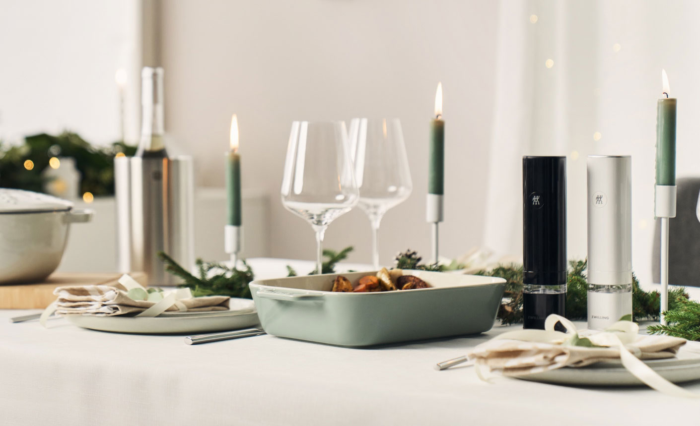 Immagine con piatti, tavola ben apparecchiata