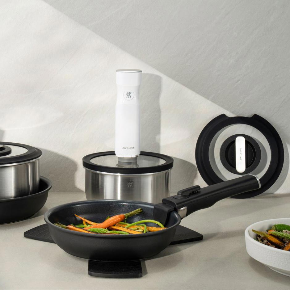 Serie ZWILLING Unlock, padella e pentole sul piano di lavoro