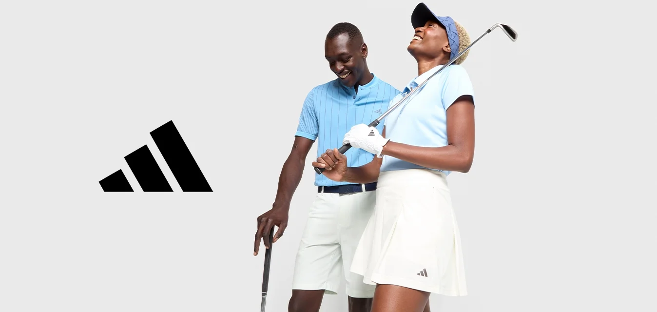 Abbigliamento da golf con una polo azzurra chiara e una gonna corta bianca. Gli accessori comprendono un berretto blu e una mazza da golf. Design semplice e sportivo.
