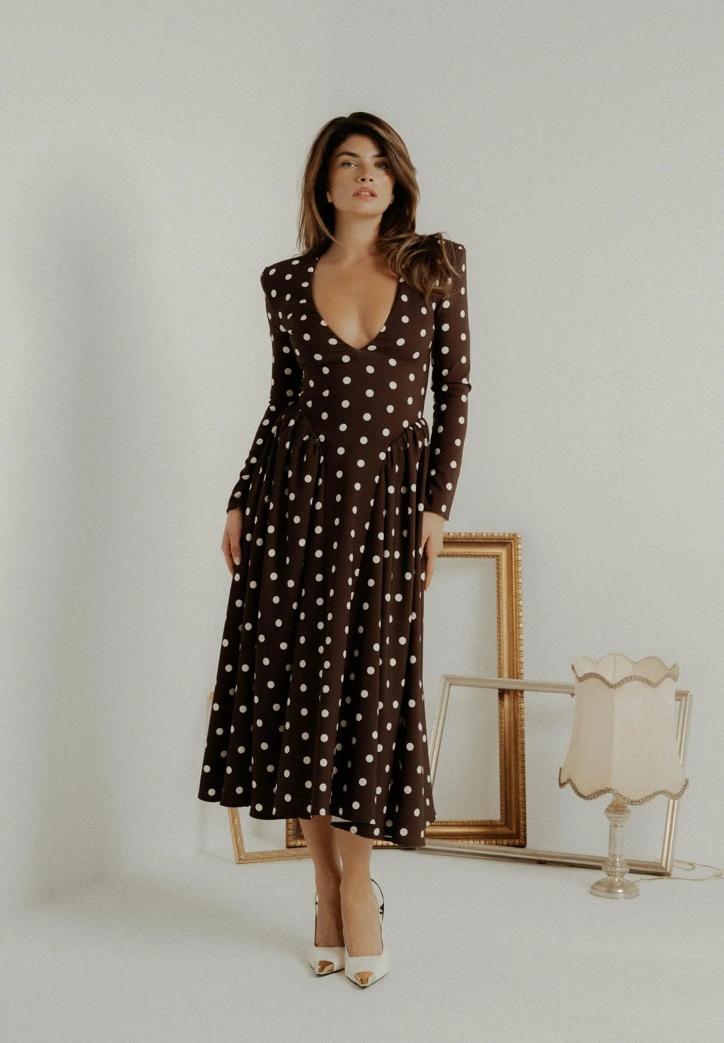 Image of SANTAS Abito midi DOUCEUR marrone da donna con pois panna