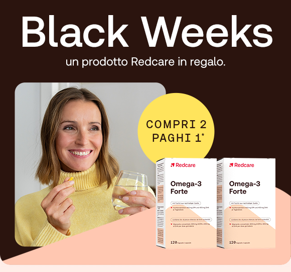 „Donna sorridente con maglione giallo tiene in mano capsule e un bicchiere d’acqua. A destra confezioni Redcare Omega-3 Forte e bollino giallo con scritta ‘Compri 2 paghi 1’. Testo: ‘Black Weeks – un prodotto Redcare in regalo.’ Sfondo marrone e rosa chiaro.“ „Donna sorridente con maglione giallo tiene in mano capsule e un bicchiere d’acqua. A destra confezioni Redcare Omega-3 Forte e bollino giallo con scritta ‘Compri 2 paghi 1’. Testo: ‘Black Weeks – un prodotto Redcare in regalo.’ Sfondo marrone e rosa chiaro.“