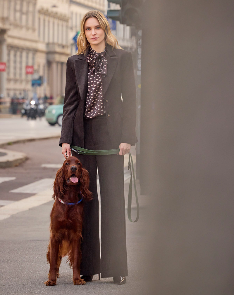 Blusa cioccolato in raso stampato con scollo drappeggiato