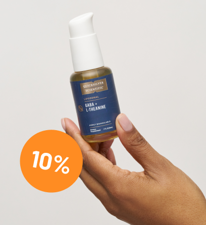 alt="Primo piano di una mano con in mano un flacone con pompa liposomiale GABA + L-Teanina di Quicksilver Scientific con uno sconto del 10%, su uno sfondo pulito e neutro.»