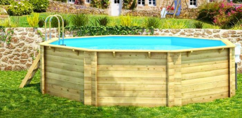 piscina in legno ambientata in un giardino