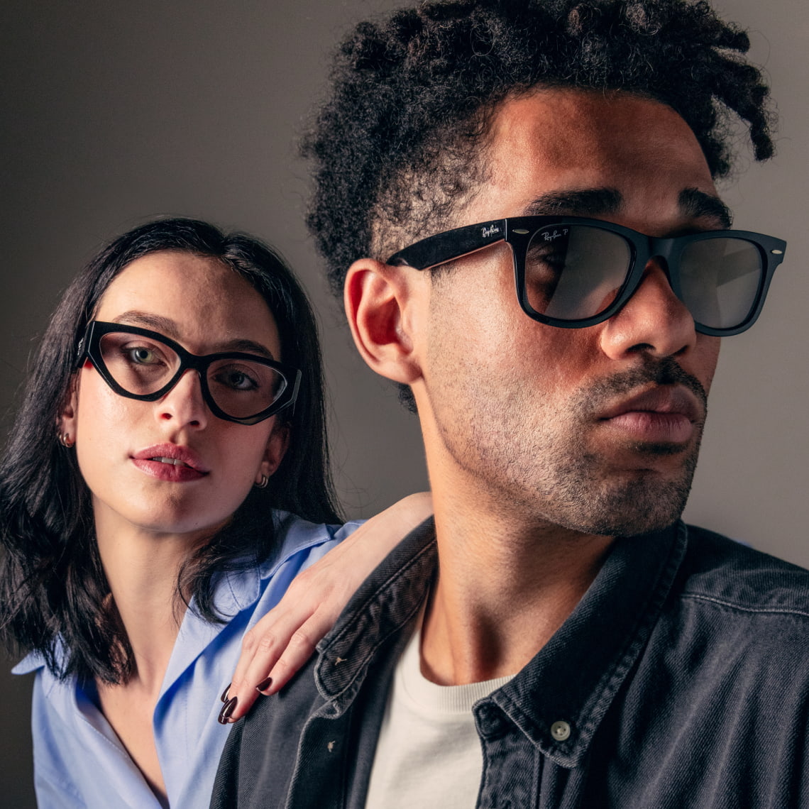 Persone che indossano occhiali