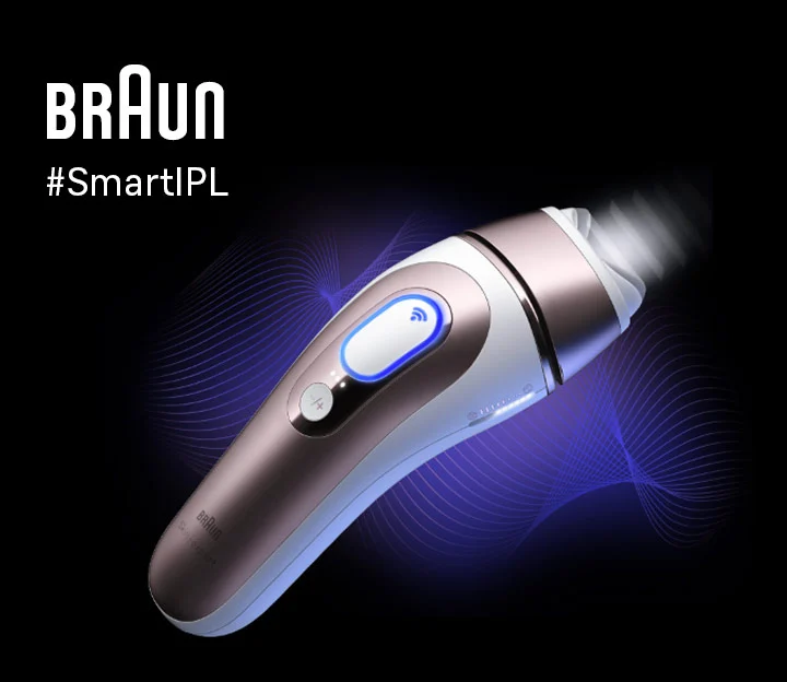 L’immagine mostra la Luce Pulsata PL7 di Braun con la testina SmartFlex da cui esce un fascio luminoso su sfondo blu scuro