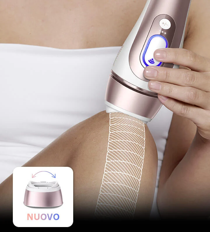 Immagine mostra un ingrandimento di una mano che passa la luce pulsata su un ginocchio femminile e la testina Smart Flex