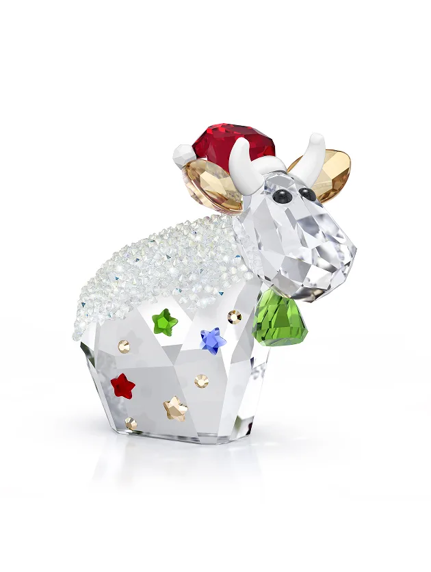 La mucca Mo con il cappello di Babbo Natale e una campanella verde al collo