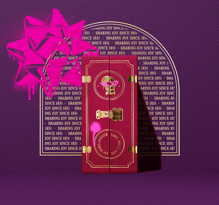 Animazione del Calendario dell’Avvento Kiehl’s che si apre mostrando le caselle interne. Sullo sfondo viola compaiono grafiche dorate e un fiocco spray fucsia in stile street art.