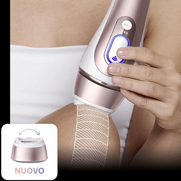 Immagine mostra un ingrandimento di una mano che passa la luce pulsata su un ginocchio femminile e la testina Smart Flex