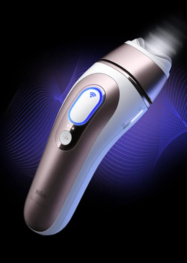 L’immagine mostra la Luce Pulsata PL7 di Braun con la testina SmartFlex da cui esce un fascio luminoso su sfondo blu scuro