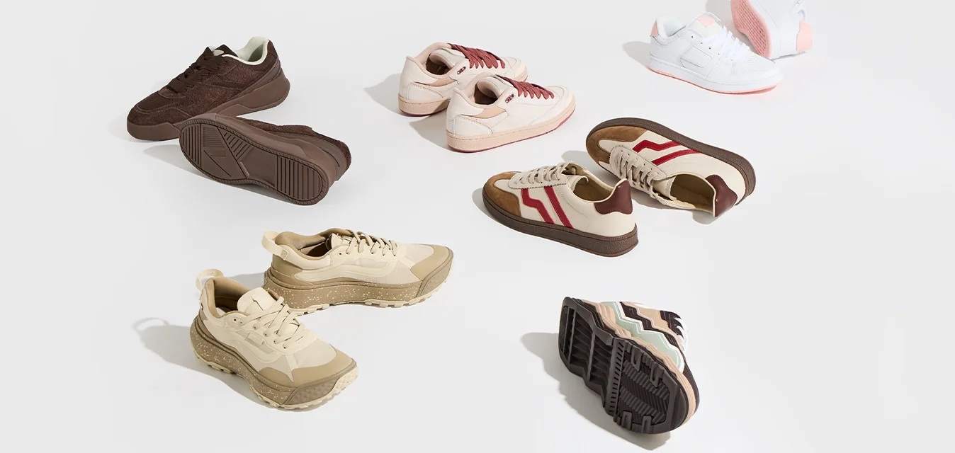 Collezione di sneakers in diverse tonalità: pelle marrone, rete beige, suede rosa, bianche con accenti rosa, caratterizzate da motivi e textures distintivi.