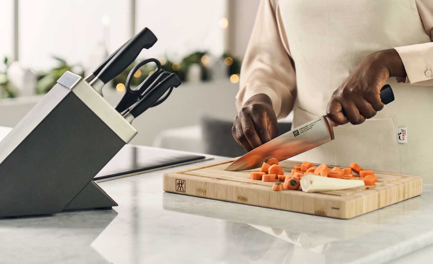 Immagine con piatti, una tavola ben apparecchiata e un regalo.