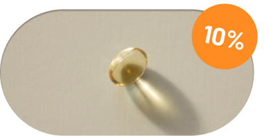 alt="Primo piano di una singola capsula softgel di vitamina D dorata su una superficie chiara con un'ombra morbida e un'etichetta arancione con uno sconto del 10%.»