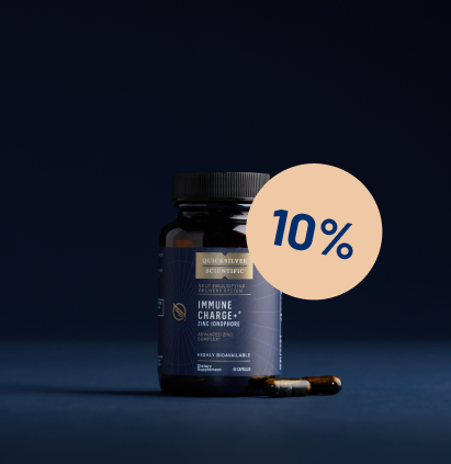 alt="Flacone di integratore Quicksilver Scientific Immune Charge+ Zinc Ionophore con capsule davanti a uno sfondo blu scuro, con un'etichetta beige di sconto del 10%.»
