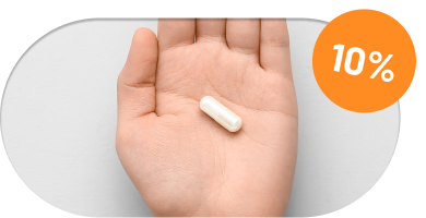 alt="Tieni in mano una singola capsula bianca su uno sfondo neutro chiaro con un badge arancione con uno sconto del 10%.»