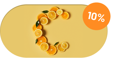 alt="Agrumi tagliati a fette disposti a forma di lettera C su sfondo giallo, con un'etichetta arancione con uno sconto del 10%.»