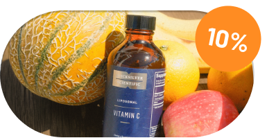 alt="Bottiglia di vitamina C liposomiale Quicksilver Scientific inserita tra frutta fresca come melone, arancia e mela, con un'etichetta di sconto del 10%.»