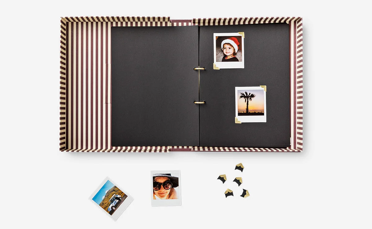 Photo album with 24 adhesive photo corners