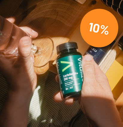 alt="Persona con in mano un flacone di integratore Vitalized Lactoferrin+ da 200 mg e un bicchiere d'acqua alla calda luce del sole, con un badge arancione con uno sconto del 10%.»