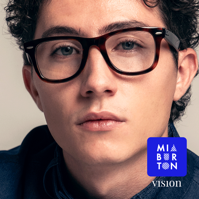 Animazione di un uomo e una donna con occhiali