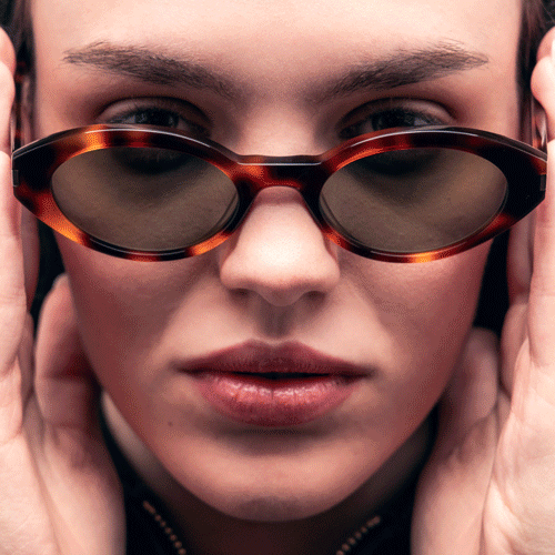 Persone che indossano occhiali Prada, Miu Miu, Gucci e Saint Laurent