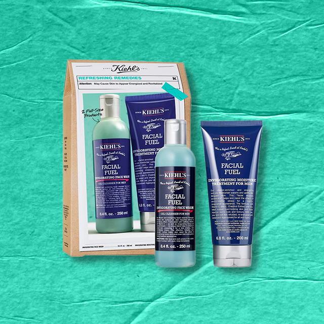 Immagine del cofanetto Kiehl’s Refreshing Remedies per la cura del viso maschile. Contiene il Facial Fuel Invigorating Face Wash e la Facial Fuel Moisturizer in formato full-size. Sfondo verde acqua con texture carta.