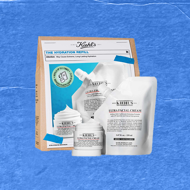 Immagine del cofanetto regalo Kiehl’s The Hydration Refill. Include una crema viso Ultra Facial Cream in formato jar e la sua ricarica eco-friendly in busta morbida. Sfondo blu con texture carta, packaging beige e dettagli blu.