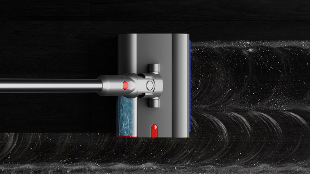 Ein Dyson Nass- und Trockenreiniger wischt den Boden.