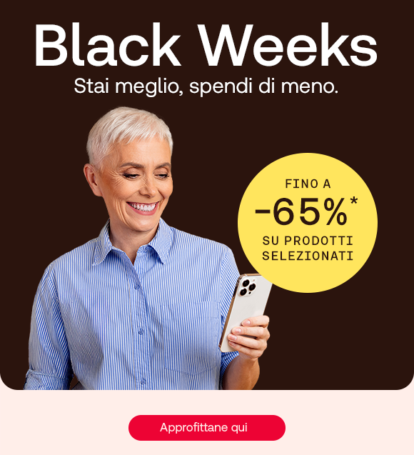 „Donna sorridente con capelli corti grigi guarda il telefono. Bollino giallo con scritta: ‘Fino a -65% su prodotti selezionati’. Testo: ‘Black Weeks – Stai meglio, spendi di meno.’ Pulsante rosso: Approfittane qui. Sfondo marrone scuro con base beige.“