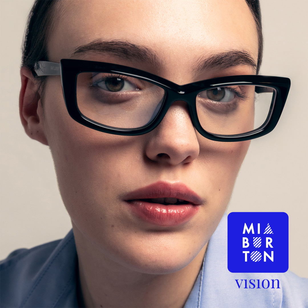 Frau mit Cat-Eye-Brille