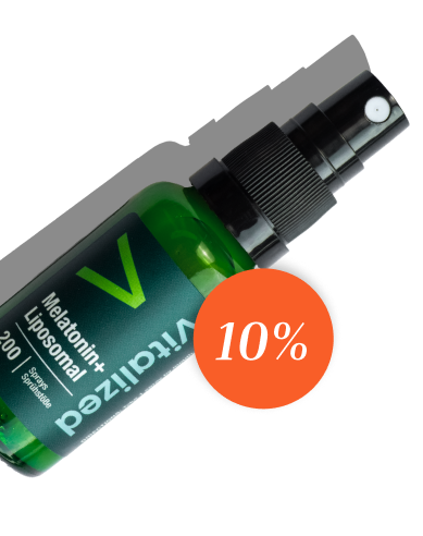 alt="Flacone spray liposomiale Vitalized Melatonin+ in verde scuro con beccuccio nero, mostrato diagonalmente su sfondo bianco con un'etichetta arancione con uno sconto del 10%.»
