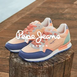 Sneakers atletici coral e blu con materiali misti, caratterizzati da una superficie texturizzata, lacci a contrasto e un dettaglio del logo sul lato.