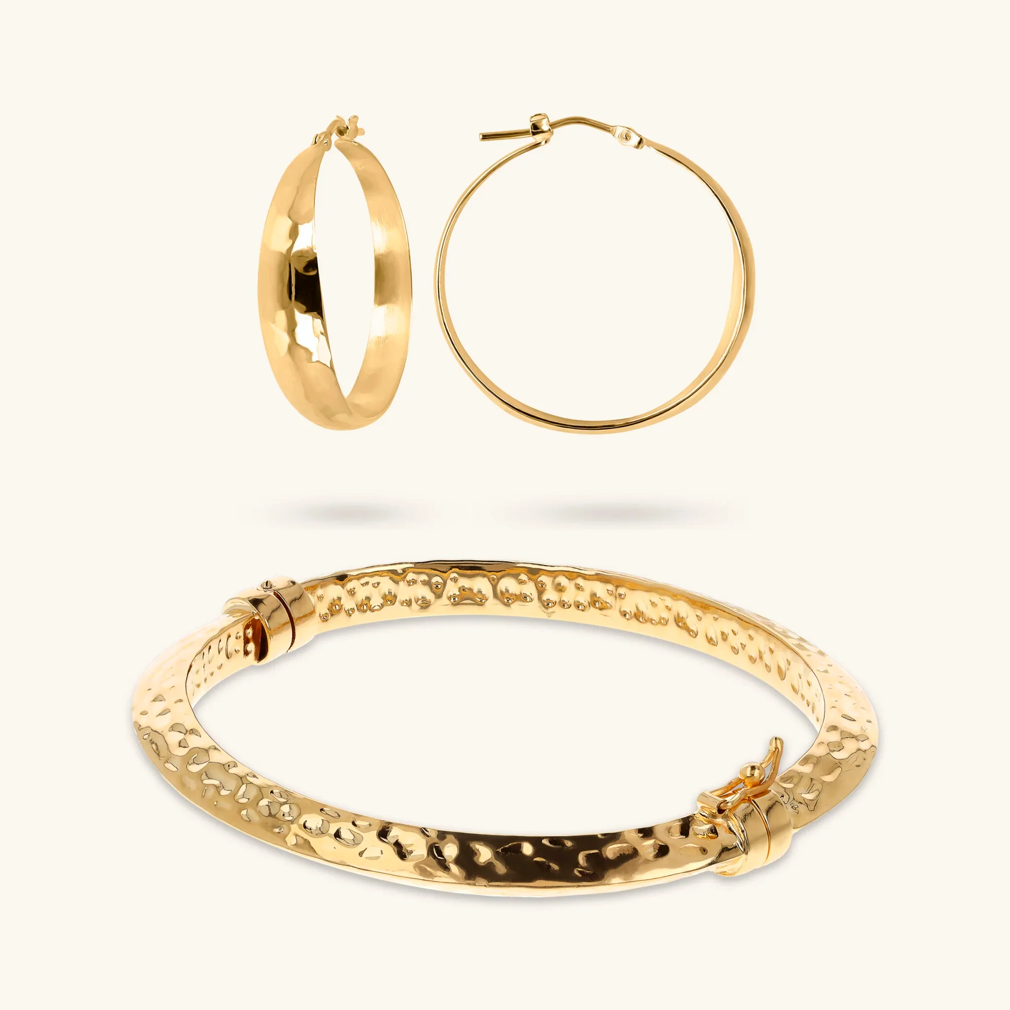 Image of Set Orecchini a Cerchio + Bracciale Rigido Martellati