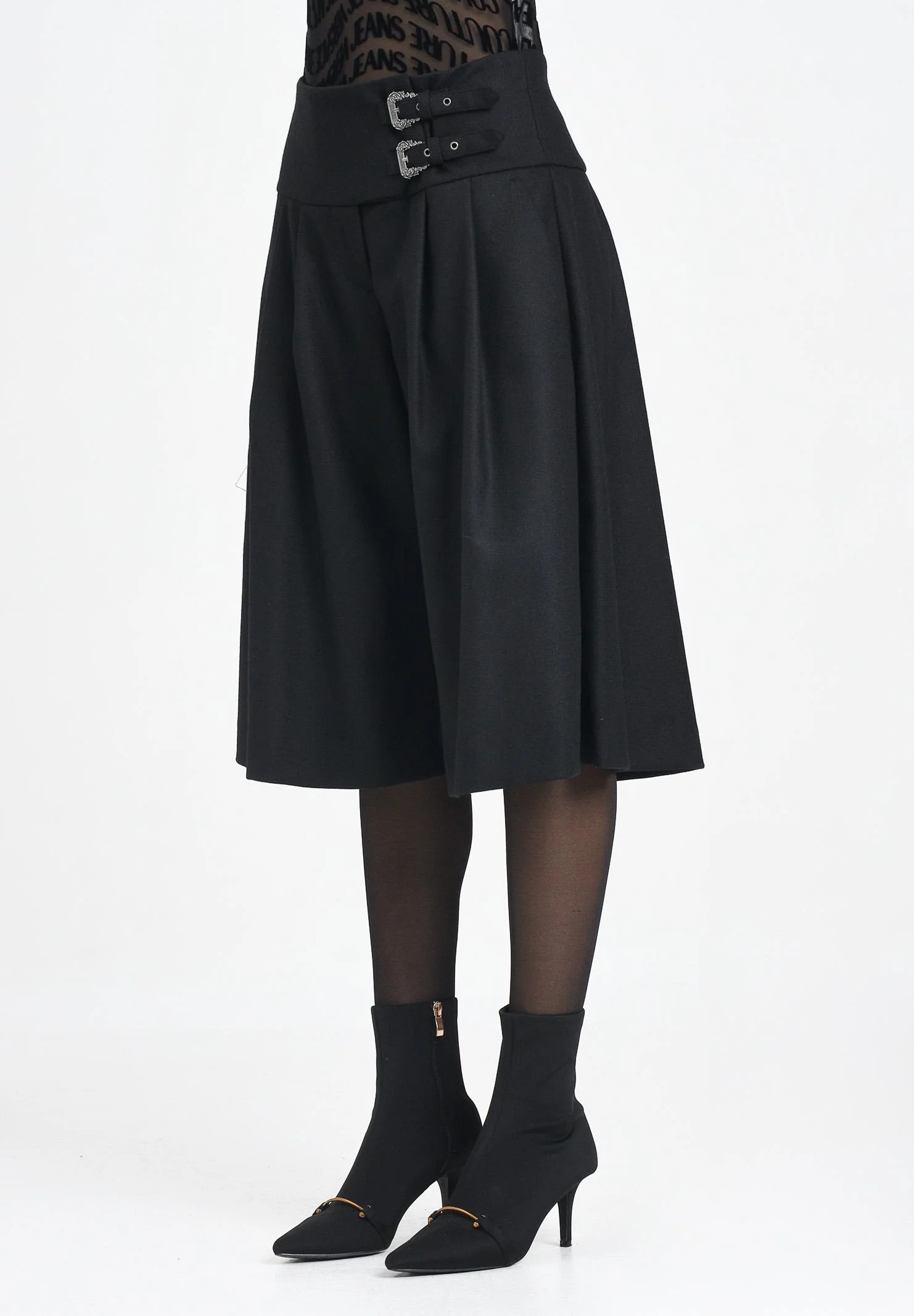 Image of VERSACE JEANS COUTURE Bermuda nero da donna